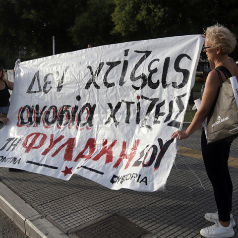 Αντιεμβολιαστές στην Αμερική και στην Ελλάδα