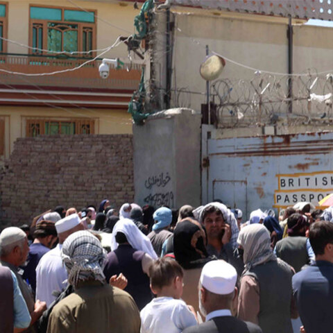 Αφγανοί πολίτες έξω από το αεροδρόμιο της Καμπούλ στο Αφγανιστάν