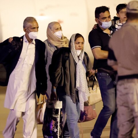 Αφγανοί πολίτες στο αεροδρόμιο της Καμπούλ © EPA / Zipi