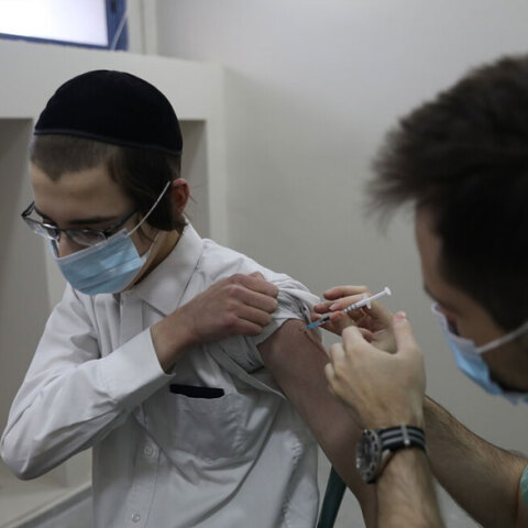 Εμβολιασμός νεαρού για κορωνοϊό στο Ισραήλ (ΦΩΤΟ ΑΡΧΕΙΟΥ)