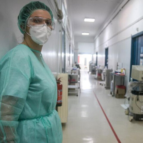 Υγειονομικός με μάσκα και προστατευτικό εξοπλισμό για τον κορωνοϊό σε νοσοκομείο (ΦΩΤΟ ΑΡΧΕΙΟΥ)