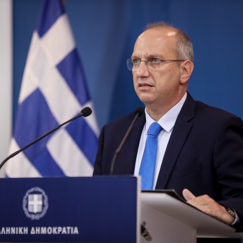 Ο κυβερνητικός εκπρόσωπος, Γιάννης Οικονόμου, κατά τη διάρκεια της ενημέρωσης των πολιτικών συντακτών