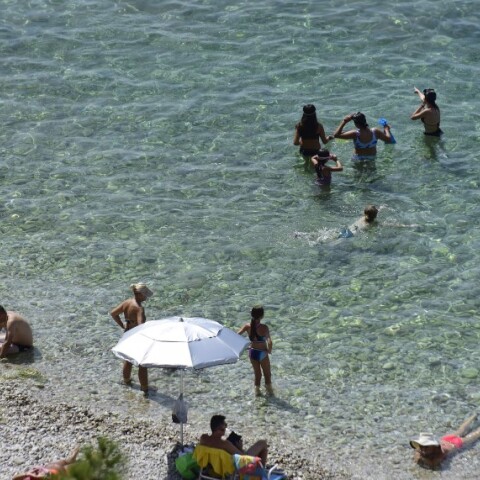 Παραλία με κόσμο © EUROKINISSI