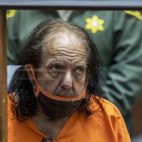 Ο πορνοστάρ Ron Jeremy σε αίθουσα δικαστηρίου - Κατηγορείται για σεξουαλικές επιθέσεις κατά γυναικών