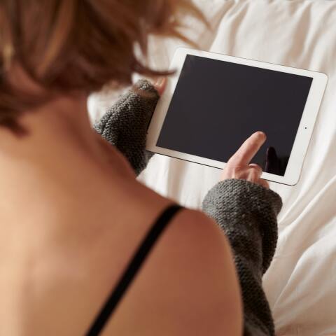 Γυναίκα κρατά κινητό τηλέφωνο