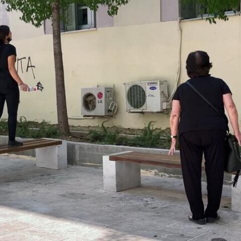 Έγκλημα στη Μεσαρά: Η μητέρα και η σύζυγος του 39χρονου έξω από το δικαστήριο όπου απολογείται ο καθ' ομολογία δράστης