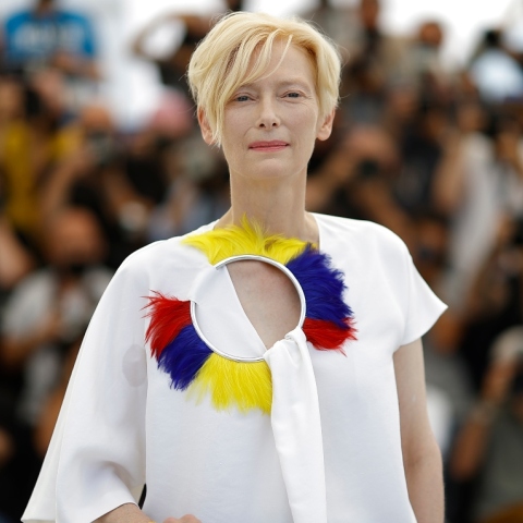 Η Τίλντα Σουίντον το 2021 στο Φεστιβάλ Καννών