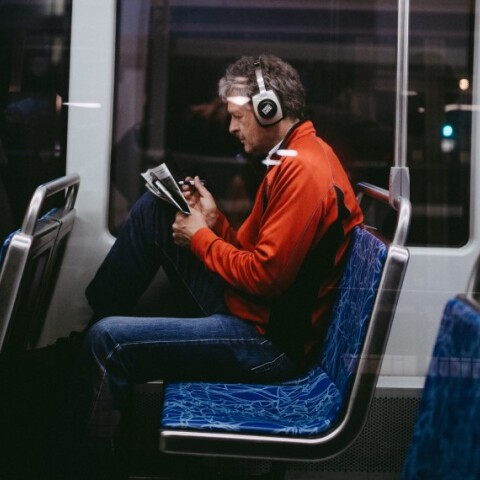 Επιβάτης λεωφορείου © UNSPLASH