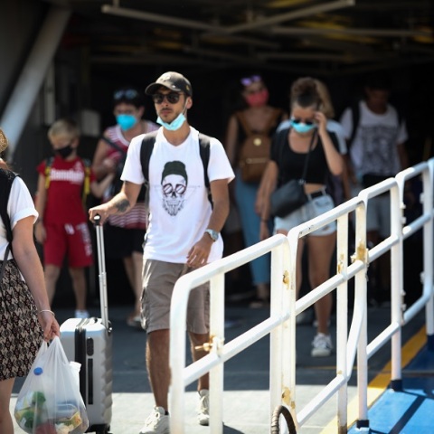 Πολίτες επιστρέφουν στο λιμάνι του Πειραιά - Έξοδος από το πλοίο με μάσκα