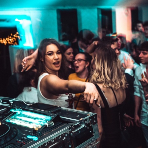 Νέοι διασκεδάζουν σε μπαρ.