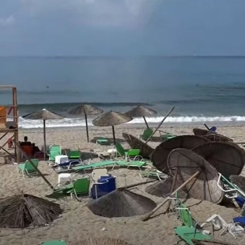 Ανεμοστρόβιλος «χτύπησε» την παραλία στην Πρέβεζα