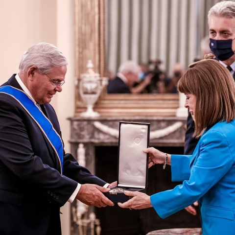 Η Πρόεδρος της Δημοκρατίας, Κατερίνα Σακελλαροπούλου, και ο Πρόεδρος της Επιτροπής Εξωτερικών Σχέσεων της Γερουσίας των ΗΠΑ, Ρόμπερτ Μενέντεζ