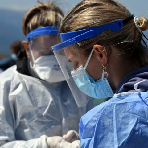 Υγειονομικοί διενεργούν δωρεάν rapid test για κορωνοϊό (ΦΩΤΟ ΑΡΧΕΙΟΥ) - Σε 41 σημεία κινητά κλιμάκια του ΕΟΔΥ το Σάββατο 28 Αυγούστου 2021