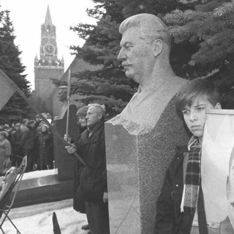 Το μνημείο που ανεγέρθηκε στον τάφο του Στάλιν στον τοίχο του Κρεμλίνου © EPA / Konstantin ZAVRAZHIN