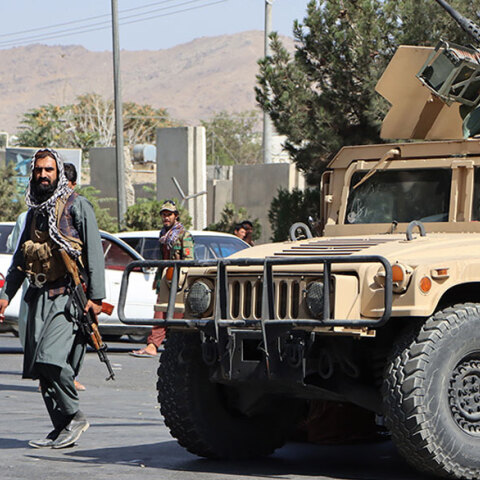 Αφγανιστάν: Ταλιμπάν σε σημείο ελέγχου δρόμου που οδηγεί στο αεροδρόμιο της Καμπούλ