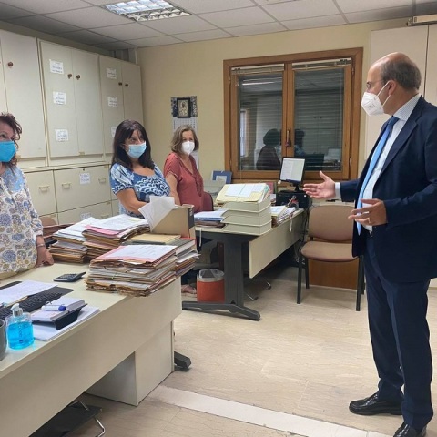 Ο υπουργός Εργασίας, Κωστής Χατζηδάκης, κατά την επίσκεψή του στο υποκατάστημα του ΕΦΚΑ Κέρκυρας