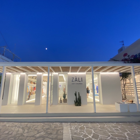 Η Zali στην Αντίπαρο αγαπά τους σχεδιαστές