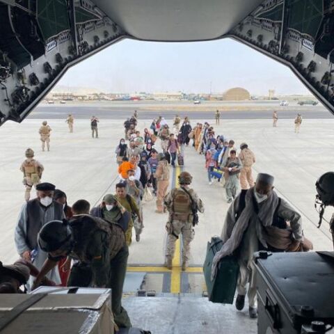 Αφγανιστάν: Πολίτες επιβιβάζονται σε αεροσκάφη και απομακρύνονται από τη χώρα