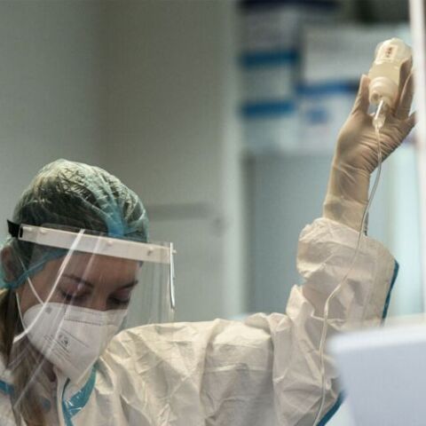 Υγειονομικός σε ΜΕΘ με προστατευτική στολή για κορωνοϊό 