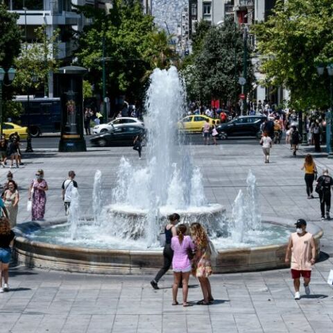 Πολίτες στην πλατεία Συντάγματος 