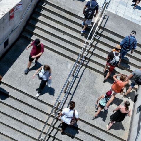 Πολίτες εισέρχονται και εξέρχονται από σταθμό του μετρό στο κέντρο της Αθήνας 