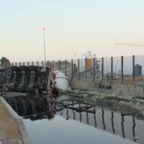 Δραπετσώνα: Ατύχημα με βυτιοφόρο – Γέμισε ο δρόμος πετρέλαιο