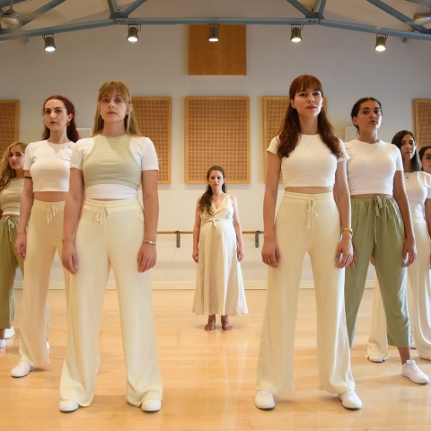 Chores, το γυναικείο φωνητικό σύνολο σε πρόβα