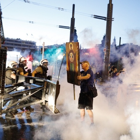 Επεισόδια αντιεμβολιαστών στο Σύνταγμα