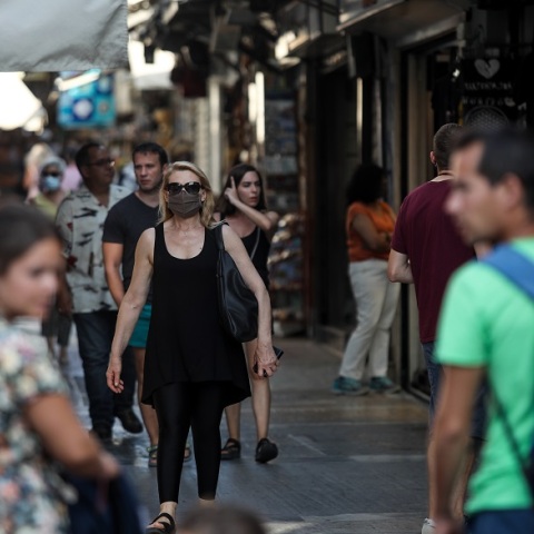 Γυναίκα με μάσκα στο κέντρο της Αθήνας - Η κατανομή των νέων κρουσμάτων στις περιοχές της Ελλάδας