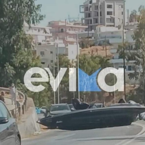 Σκάφος έφυγε από τρέιλερ αυτοκινήτου 