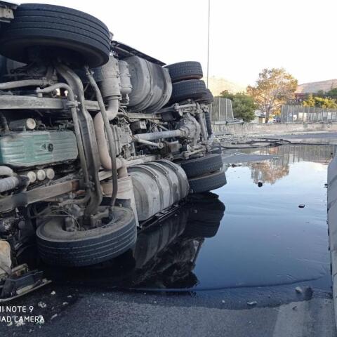 Ανατροπή βυτιοφόρου στη λεωφόρο Δραπετσώνας