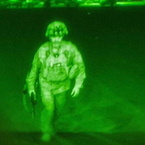 O υποστράτηγος Κρις Ντόναχιου είναι ο τελευταίος αμερικανός στρατιώτης που αποχωρεί από το Αφγανιστάν