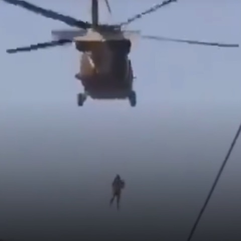 Αφγανιστάν: Άνδρας φαίνεται να κρέμεται από ελικόπτερο Black Hawk