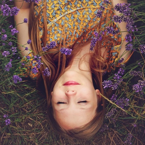 Ένα κορίτσι ανάμεσα στα λουλούδια