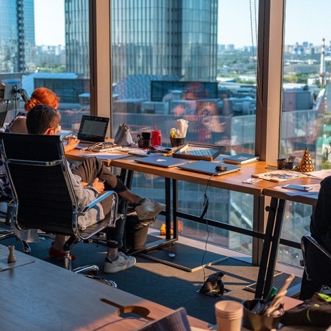 Άτομα δουλεύουν σε ένα γραφείο.