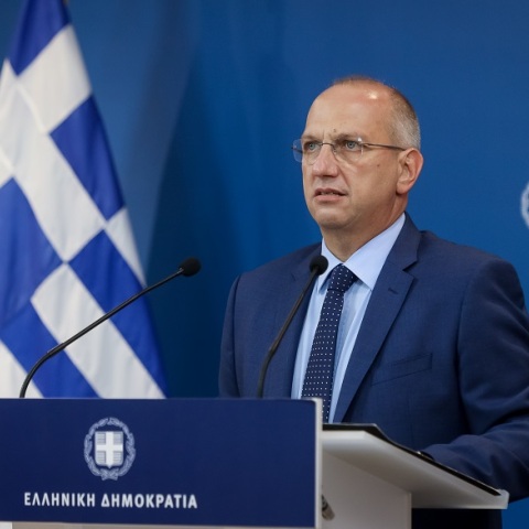 Ο κυβερνητικός εκπρόσωπος, Γιάννης Οικονόμου, κατά τη διάρκεια της ενημέρωσης των πολιτικών συντακτών