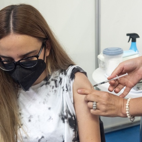 Στιγμιότυπο από τους εμβολιασμούς πολιτών κατά του κορωνοϊού