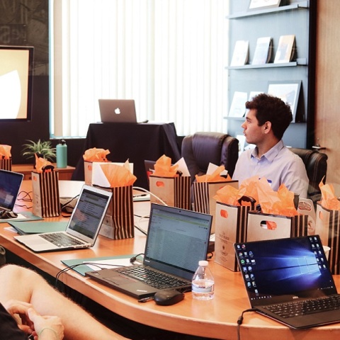 Μια ομάδα εργαζόμενων κατά τη διάρκεια ενός meeting. 