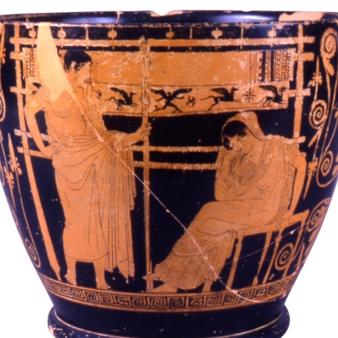 Πήλινος αττικός ερυθρόμορφος σκύφος με παράσταση Πηνελόπης καθισμένης μπροστά στον αργαλειό της. Από το Chiusi (Σιένα). Γύρω στο 440 π.Χ. Chiusi, Εθνικό Ετρουσκικό Μουσείο 62705.