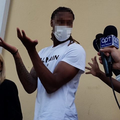 Ο ποδοσφαιριστής, Ρούμπεν Σεμέδο, βγαίνει από την αίθουσα της ανακρίτριας