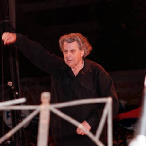 Ο Μίκης Θεοδωράκης σε αντιπολεμική συναυλία στο Σύνταγμα (27/04/1999)