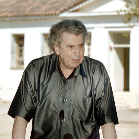 Ο Μίκης Θεοδωράκης μπροστά από τις πρώην φυλακές Ωρωπού όπου είχε κρατηθεί το 1969