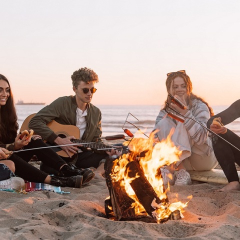 Μια παρέα στην παραλία.