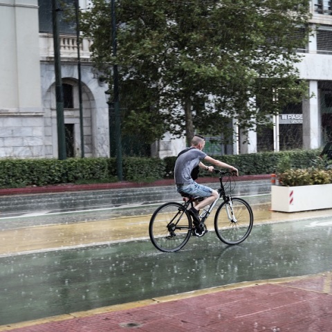 Καταιγίδα - βροχή - Ποδηλάτης στο κέντρο της Αθήνας