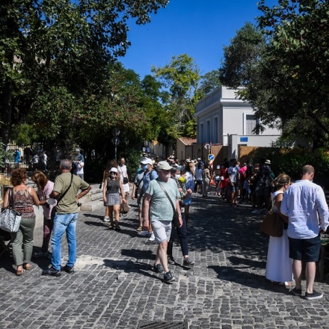 Πολίτες περπατούν σε δρόμο της Αθήνας - Η ανακοίνωση του ΕΟΔΥ για τις περιοχές όπου εντοπίστηκαν τα νέα κρούσματα