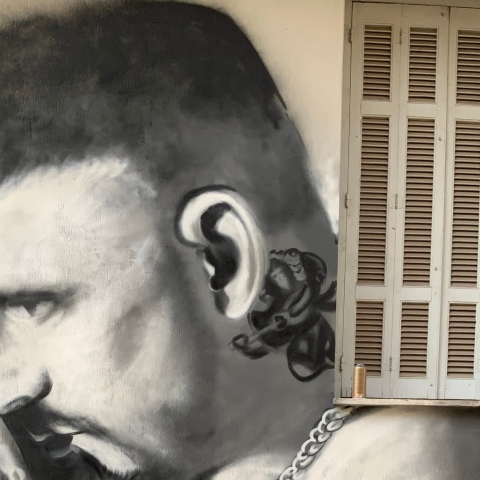 Η αφιερωματική τοιχογραφία του street artist Hambas που απεικονίζει τον Mad Clip, στο Μεταξουργείο Αθήνας