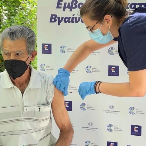 Εμβολιασμός πολιτών κατά του κορωνοϊού σε εκκλησία στις Αρχάνες Ηρακλείου Κρήτης