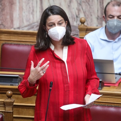 Η υπουργός Παιδείας, Νίκη Κεραμέως, στα έδρανα της Βουλής