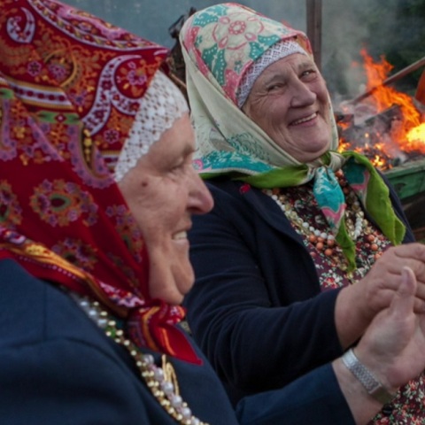  Δύο γυναίκες χορεύουν κατά τη διάρκεια παραδοσιακής εκδήλωσης στο Κίχνου, της Εσθονίας