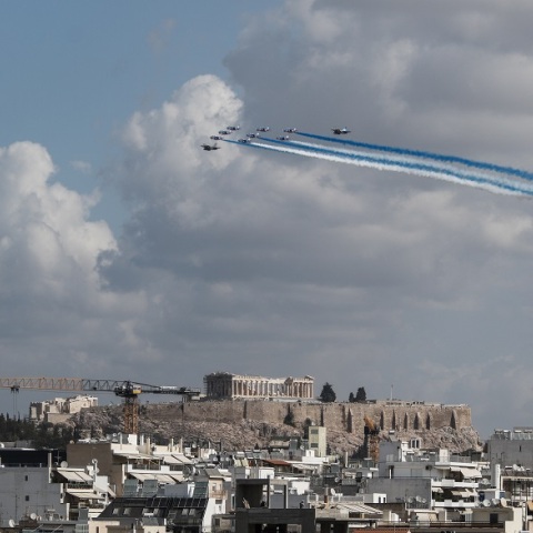 Γαλλικά μαχητικά Rafale και το σμήνος «Patrouille de France» πάνω από την Αθήνα